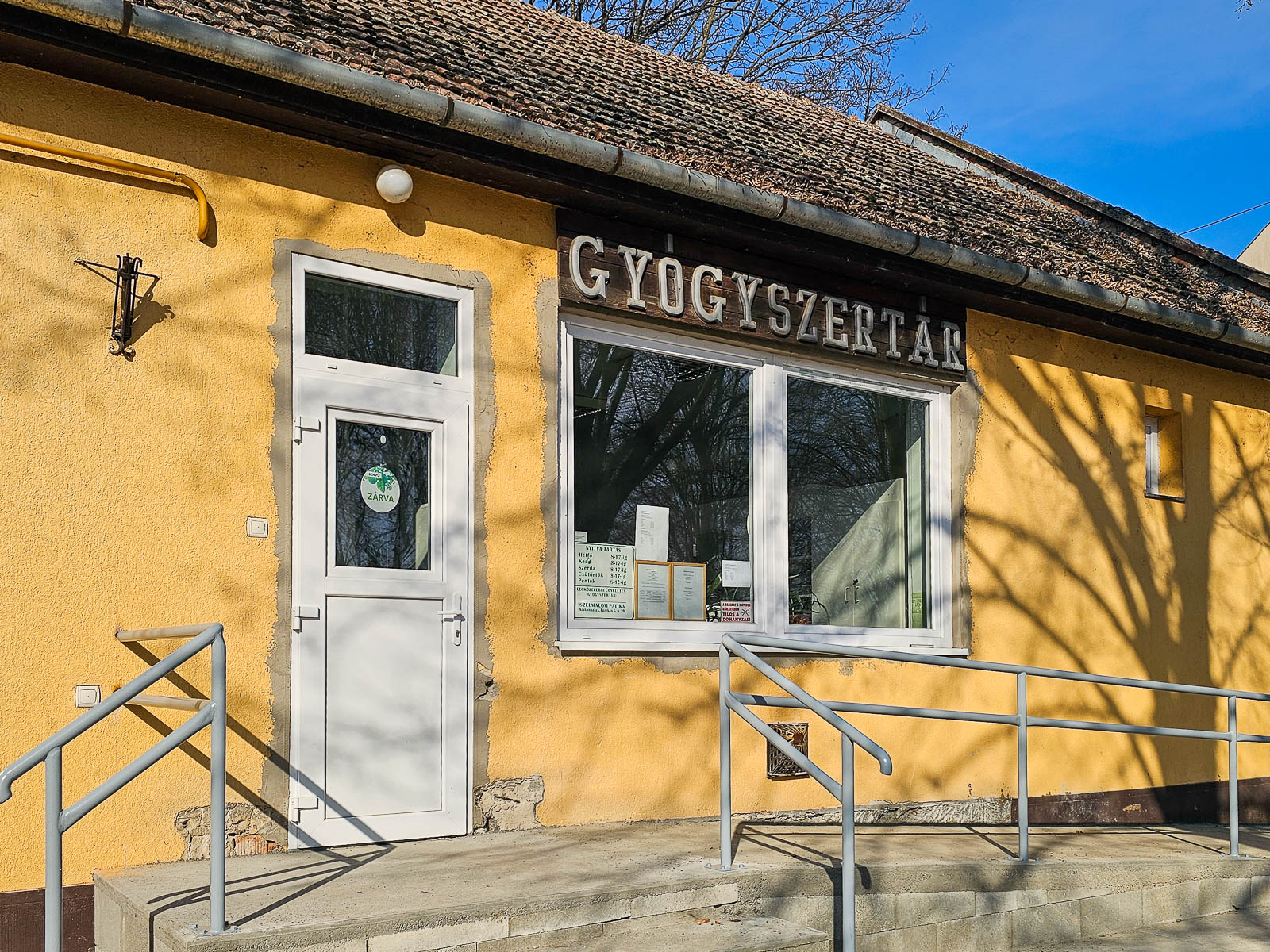 Megújult a Kunfehértói Gyógyszertár: Akciókkal, egészségügyi tanácsokkal, minőségi szolgáltatással várnak mindenkit