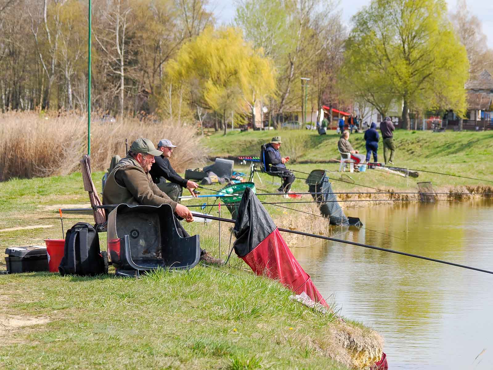 Most csak úszóval lehet – Horgászversenyre várják a legügyesebb pecásokat Kunfehértón
