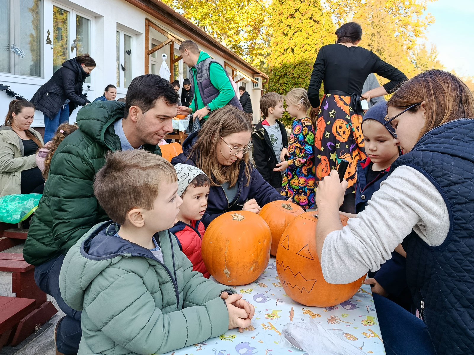Tök jó hangulat az óvodában – közös halloweeni tökfaragás a Mosolyvár Óvodában és Mini Bölcsődében