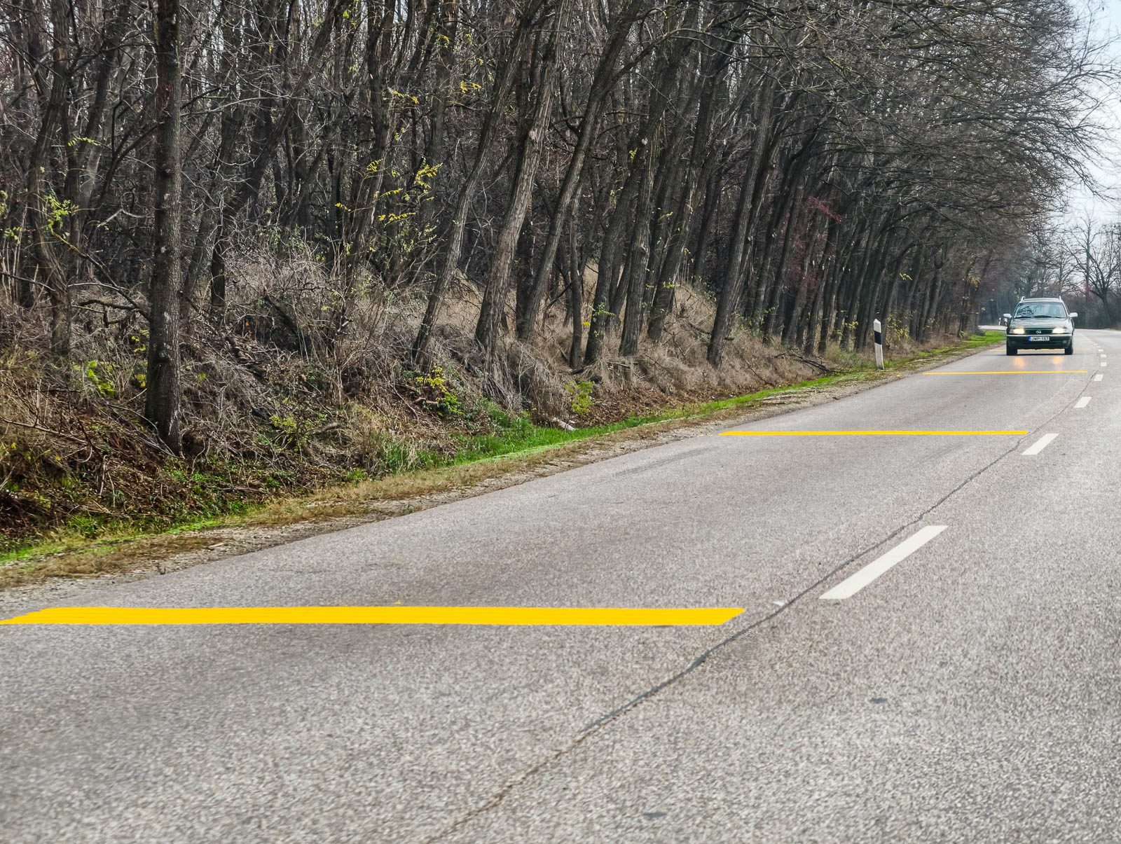 Új útburkolati jelek Kunfehértó előtt – biztonságosabbá válik az áthaladás is
